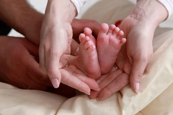 Babyfüße Den Händen Der Mutter Mit Sorgfalt — Stockfoto