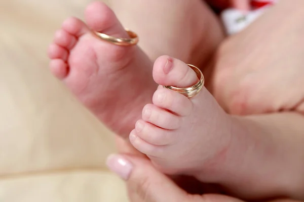 Säuglingsfuß Den Händen Der Mutter Vorsichtig Mit Ringen Den Zehen — Stockfoto