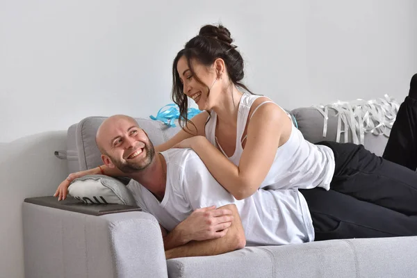 Familienpaar Lächelt Und Umarmt Sich Auf Sofa — Stockfoto