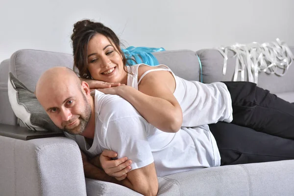 Family Couple Smiling Hugging Sitting Sofa — Stock Photo, Image