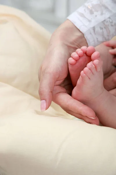 Babyfüße Den Händen Der Mutter — Stockfoto
