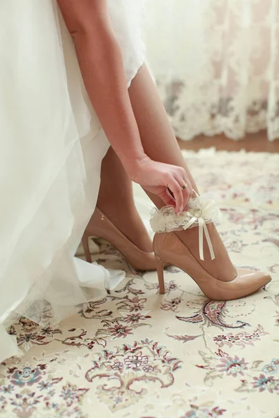 Невеста Надевает Подвязку — стоковое фото