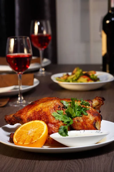 Luxe Diner Geserveerd Tafel Met Een Glas Rode Wijn — Stockfoto