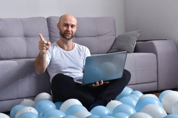 Young Man Livingroom Using Laptop — Fotografie, imagine de stoc