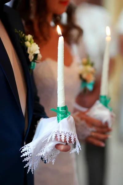 华丽的新娘和时尚新郎拿着蜡烛在老教堂的正式的婚礼仪式上 传统的时刻 — 图库照片