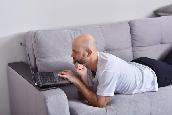 Young Man Livingroom Using Laptop —  Fotos de Stock