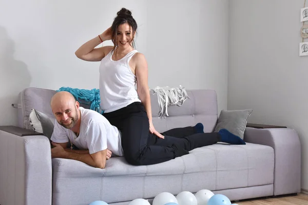 Family Couple Smiling Ans Hugging Sitting Sofa — Stockfoto