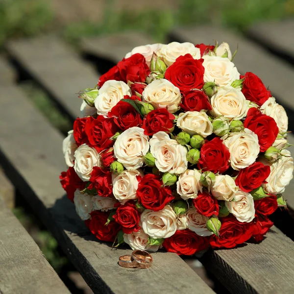 Widok Góry Luksusowych Bukiet Czerwonych Białych Kwiatów Palecie Widok Góry — Zdjęcie stockowe