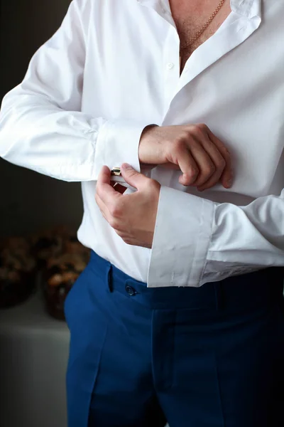准备结婚 婚礼前 新郎在白衬衫上扣上袖扣 新郎的衣服 — 图库照片