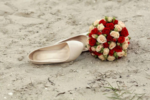 Hermosos Zapatos Boda Con Flores — Foto de Stock