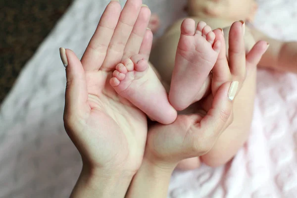 Babyfüße Den Händen Der Mutter Mit Sorgfalt — Stockfoto