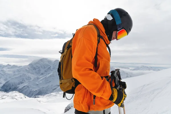 Retrato Adulto Joven Con Casco Esquí Gafas Con Altas Montañas —  Fotos de Stock