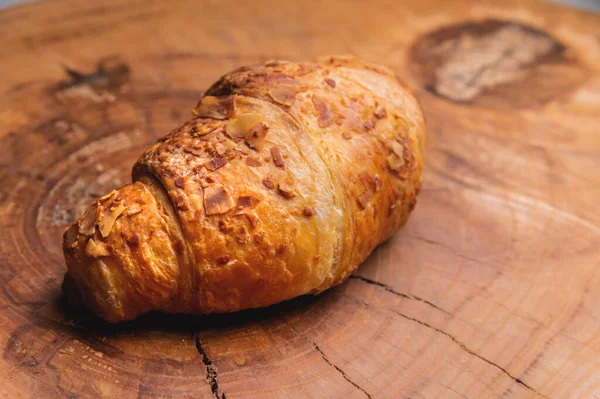Nahaufnahme Eines Köstlichen Croissants Mit Mandeln Auf Einer Holzpalette Leckeres — Stockfoto