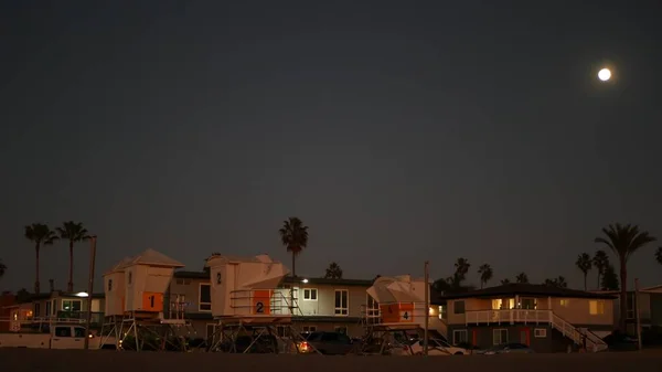 Palmbomen Maan Schemering Hemel Californische Kustwacht Strandhuizen — Stockfoto