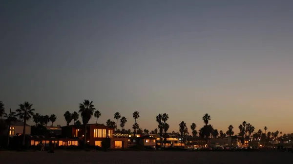 在暮色的天空中 棕榈树的轮廓 加利福尼亚海滩 海滨房屋 — 图库照片