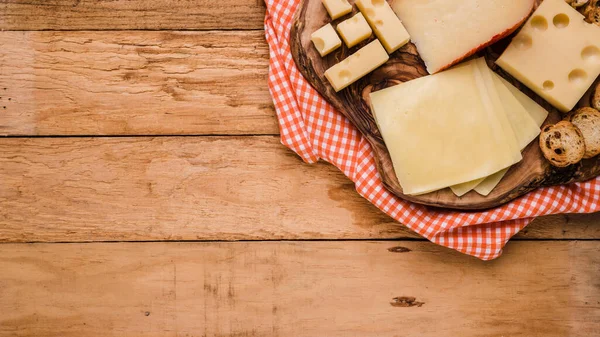 Masa Örtüsü Banklı Ahşap Bardak Altlığı Farklı Tipte Peynirler — Stok fotoğraf