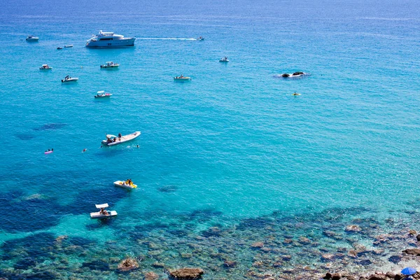Barche Vicino Una Costa Rocciosa Vista Panoramica Della Costa Rocciosa — Foto Stock