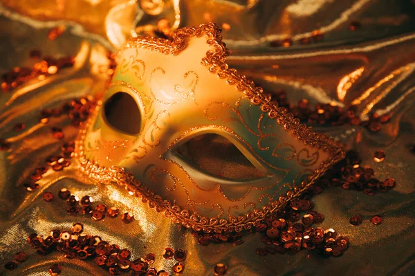 Вид Сверху Элегантный Золотой Венецианской Маски Золотой Текстиль Блестками — стоковое фото