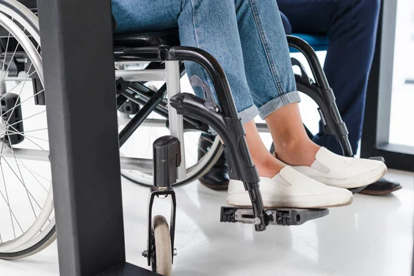 Engelli Kadınların Tekerlekli Sandalyeleri Beyaz Zemin — Stok fotoğraf