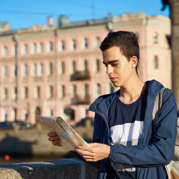 Mladý Muž Stojící Ulici Velkého Města Dívající Průvodce Turista Petrohradě — Stock fotografie