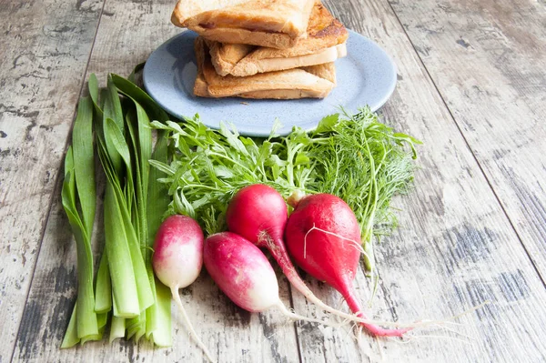 Frisches Gemüse Und Andwiches Auf Dem Alten Holztisch — Stockfoto