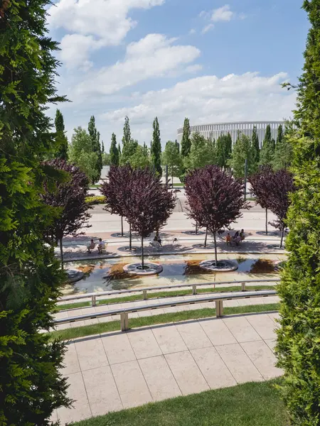 Krasnodar Russia 2021年6月1日 人们在现代公园克拉斯诺达尔的树荫和小巷里休息 — 图库照片