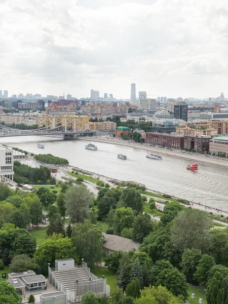 莫斯科 俄罗斯 2021年6月14日 莫斯科全景 前Chistanskaya河堤上的建筑物 Muzeon艺术公园和莫斯科河上的Krymsky桥 — 图库照片