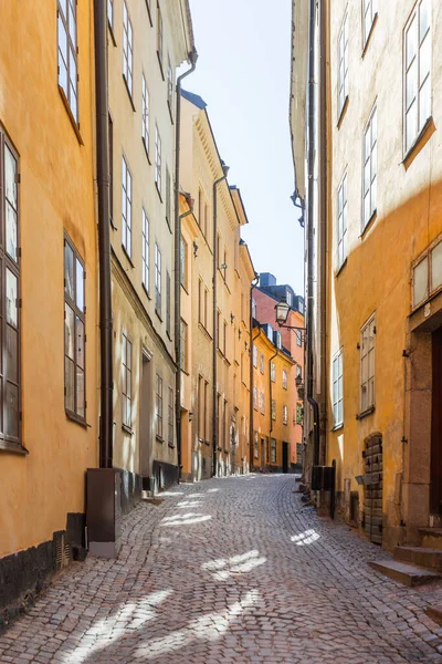 Strahlende Sonnenreflexe Auf Der Schmalen Straße Historischen Teil Stockholms Altmodisches — Stockfoto