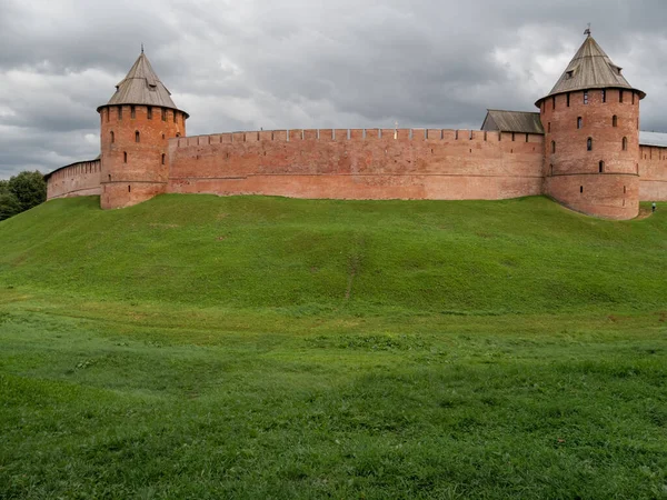 诺夫哥罗德克里姆林宫的城墙 Fyodorovskaya塔和Mitropolichya塔全景 俄罗斯Veliky Novgorod的夏日多云 — 图库照片