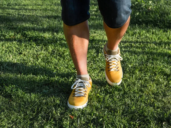 Mann Leuchtend Gelben Turnschuhen Steht Auf Grünem Rasen Park Moderne — Stockfoto