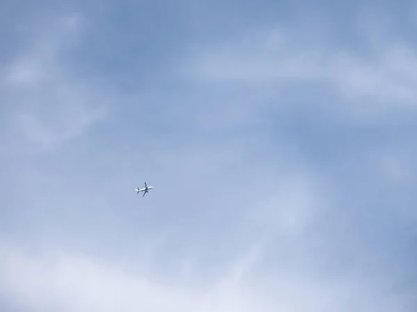 Uçak Açık Mavi Gökyüzünde Uçuyor Havada Uçan Bir Uçak Minimalizm — Stok fotoğraf