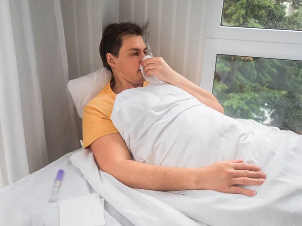 Orang Sakit Berbaring Tempat Tidur Dengan Termometer Manusia Meniup Hidungnya — Stok Foto