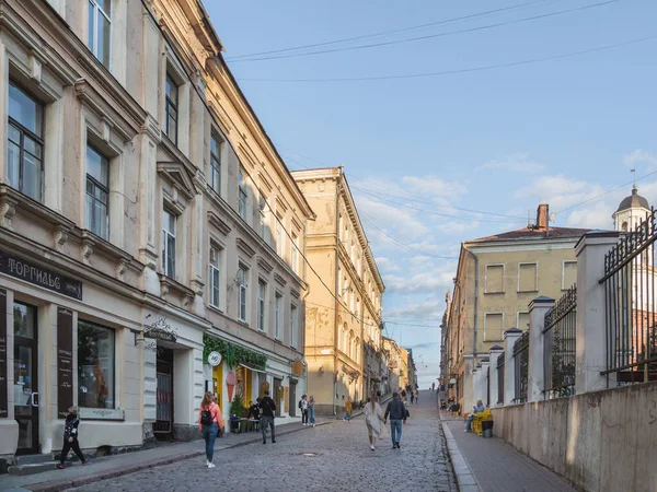 Vyborg ロシア 2021年8月16日 観光客はKrepostnaya通りを歩く 昔ながらのお店やカフェが立ち並ぶ石畳の通り — ストック写真