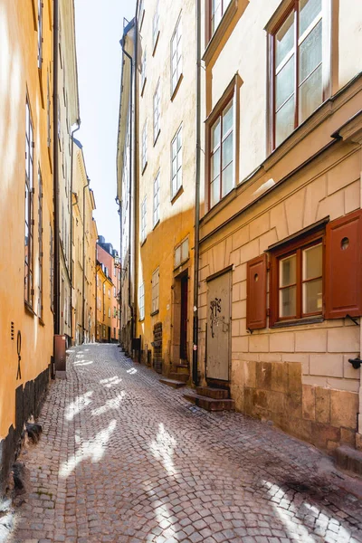 スウェーデンのストックホルム 2017年7月6日 町の歴史的な部分で狭い通り ガンラ スタンにある古い建物 — ストック写真