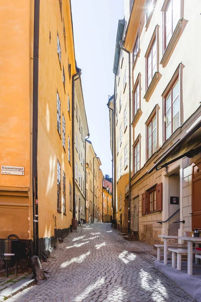 スウェーデンのストックホルム 2017年7月6日 町の歴史的な部分で狭い通り ガンラ スタンにある古い建物 — ストック写真