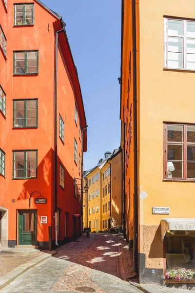 斯德哥尔摩 Sweden 2017年7月6日 市区历史建筑中狭窄的街道 甘姆拉斯坦的老式建筑 — 图库照片