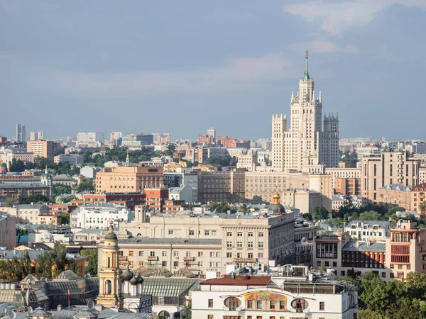 モスクワ ロシア 2021年6月14日 モスクワの歴史的中心部のパノラマビューとコテルニチェスカヤ堤防のソ連の超高層ビル — ストック写真
