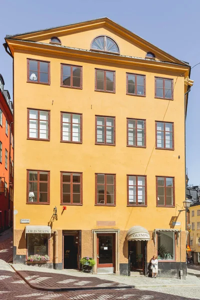 斯德哥尔摩 Sweden 2017年7月6日 用开着门的旧地图购物 加姆拉斯坦明亮的黄色墙壁上的阳光反射 城中历史上多姿多彩的老式建筑 — 图库照片