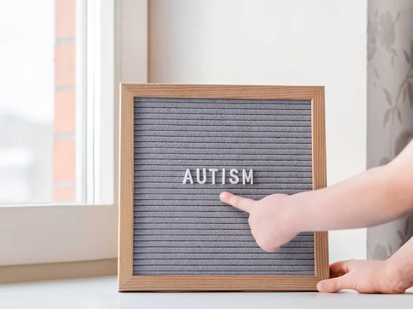 Kid Aponta Letterboard Cinza Com Palavra Autismo Diagnóstico Médico Que — Fotografia de Stock