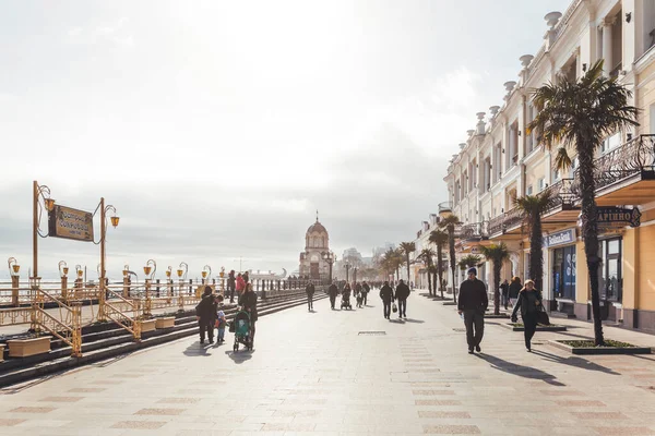 Yalta Crimea 2015年2月5日 地元の人々や観光客が黒海堤防に沿って歩く 店やカフェと石畳の通り — ストック写真