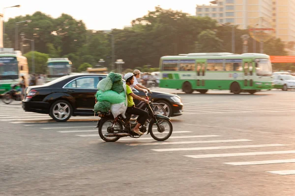 ベトナム ホーチミン2009年3月28日 地元の人々はホーチミン市の歴史的中心部の通りでバイクを運転しています — ストック写真