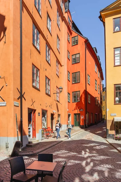 斯德哥尔摩 Sweden 2017年7月6日 在这个城市的历史地段 游客们走在狭窄的街道上 甘姆拉斯坦的老式建筑 — 图库照片