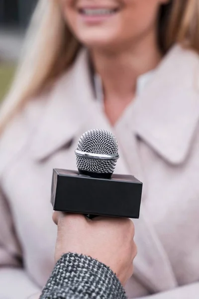 Gazeteci Mikrofonunu Kapat — Stok fotoğraf