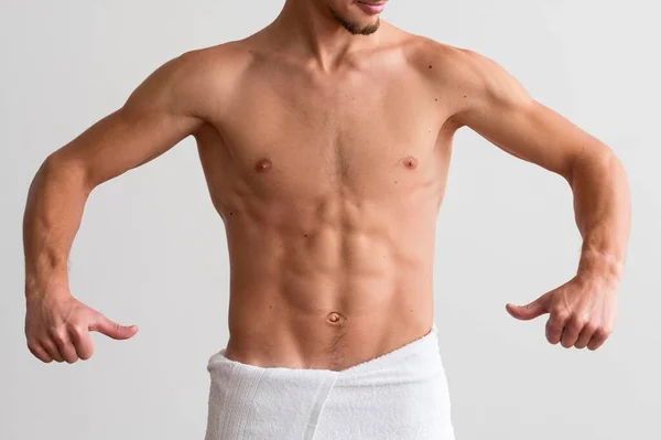 Vista Frontal Hombre Sin Camisa Mostrando Sus Abdominales — Foto de Stock