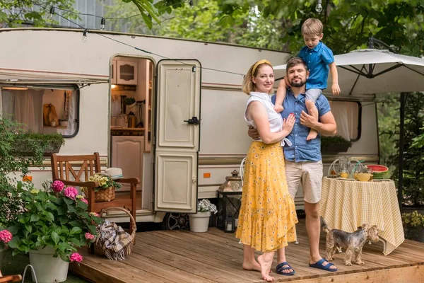 Long Shot Family Posing Caravan — Stock Photo, Image