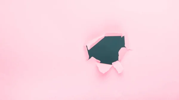 Отверстие Розовой Бумаге — стоковое фото