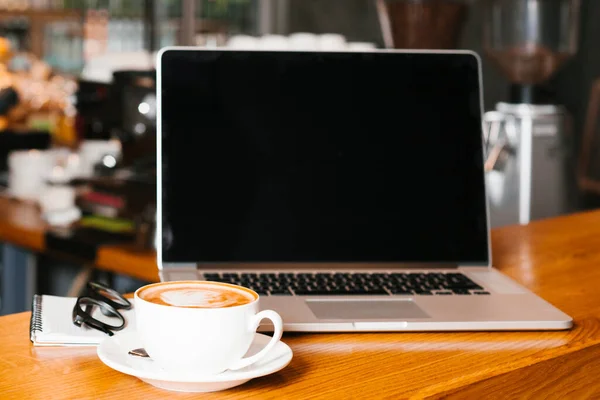 Вид Кофе Деревянной Поверхности Ноутбука — стоковое фото