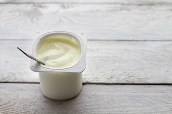 Yogurt Cucchiaio Sul Tavolo Legno — Foto Stock