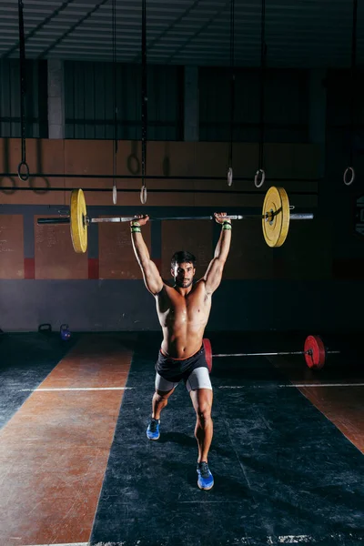 Mann Stemmt Gewicht Turnhalle — Stockfoto