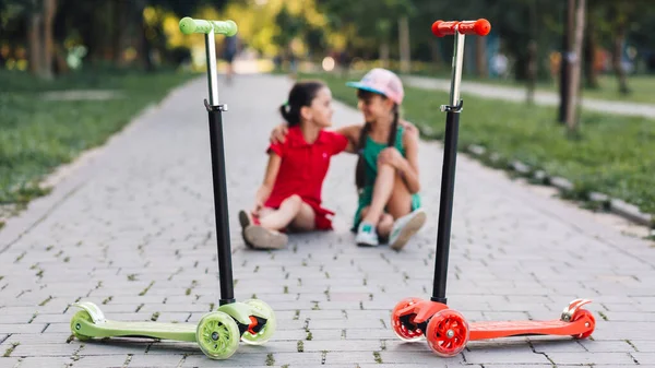 Empurrar Scooters Meninas Frente Sentado Parque Passarela — Fotografia de Stock